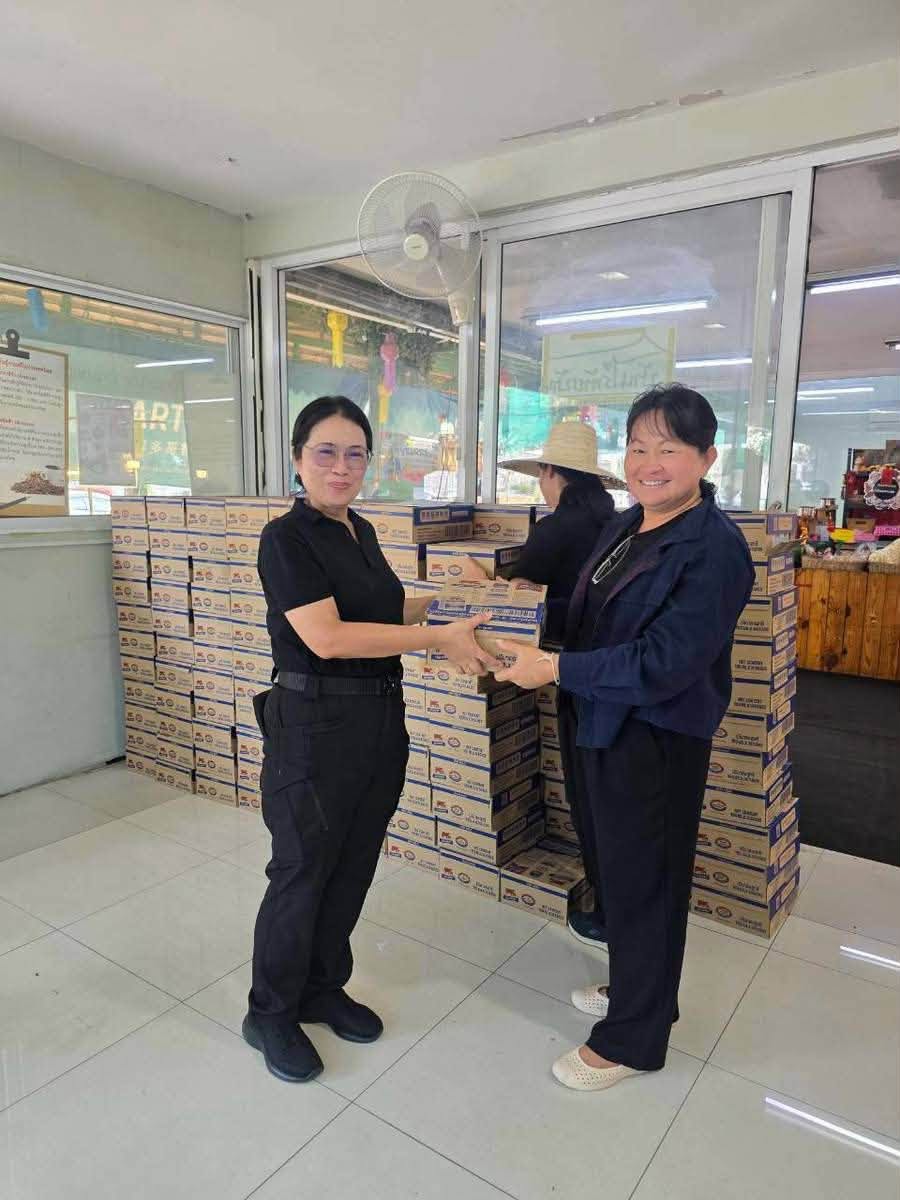 title - ส.ป.ก. ร่วมภารกิจขนส่ง “นม” UHT ไทย เดนมาร์ค จำนวน 6,000 กล่อง เพื่อช่วยเหลือประชาชนผู้ประสบภัยน้ำท่วมในพื้นที่กรุงเทพฯ และปริมณฑล